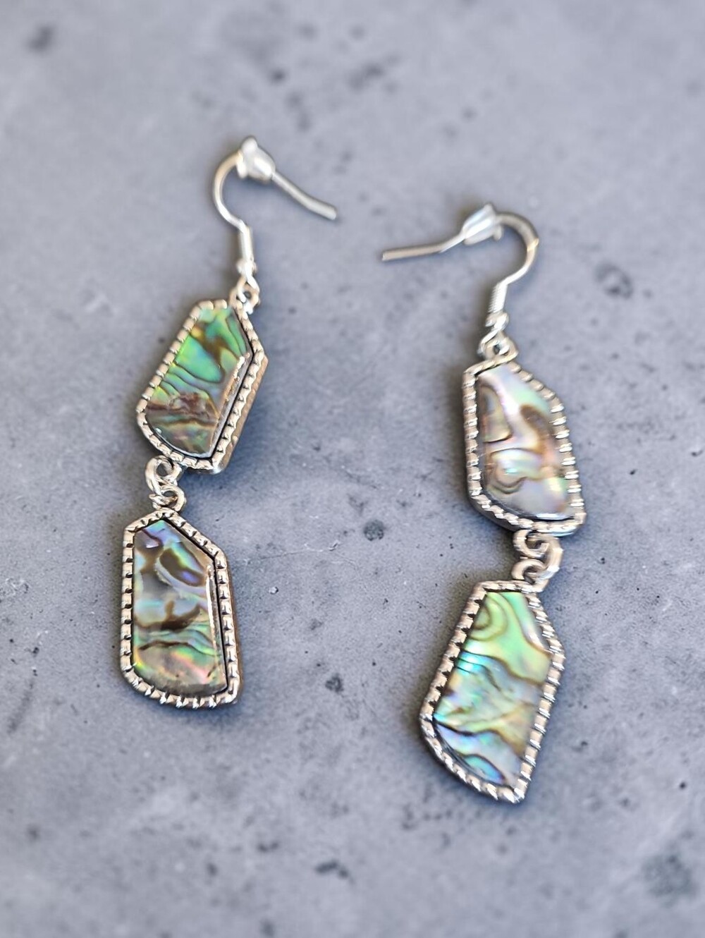 Sassified Boutique Nwt Iridescent Abalone Drop Necklace in Green With Earings - Picture 3 of 3